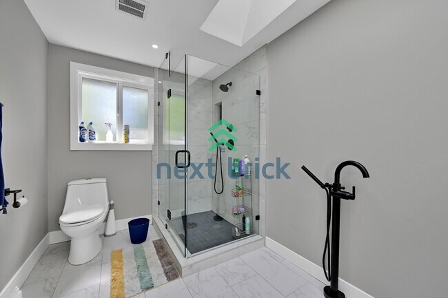 Building Photo - "Spacious 4-Bedroom Retreat with 3 Baths in the Heart of Kirkland – 2,480 Sq. Ft. of Pure Comfort!"