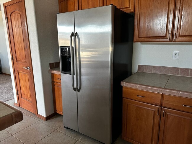 Building Photo - Fully furnished Rental Available Now