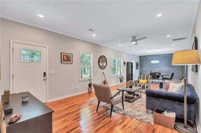 Building Photo - 2418 Bollingbrook Dr SW