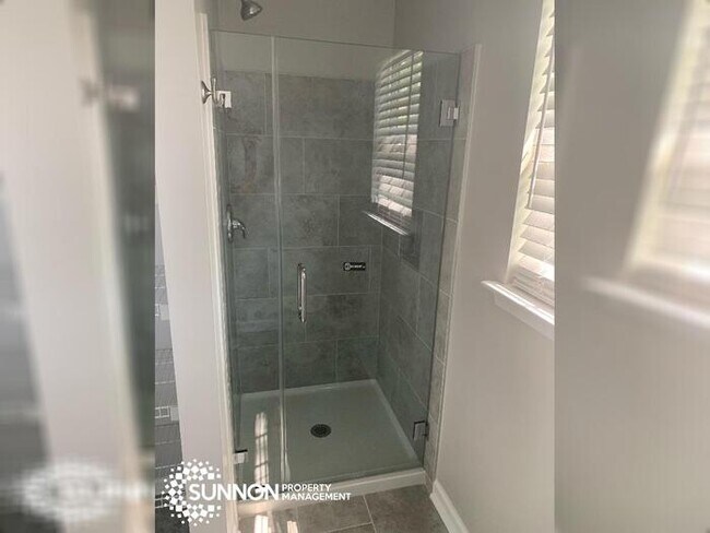 Building Photo - 4 Bed 2.5 Bath House with Great Yard