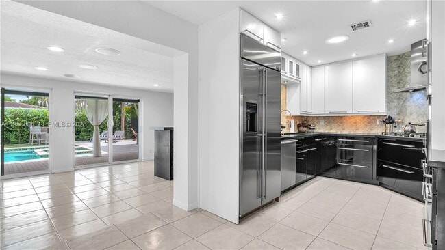 Building Photo - 1715 NE 40th St