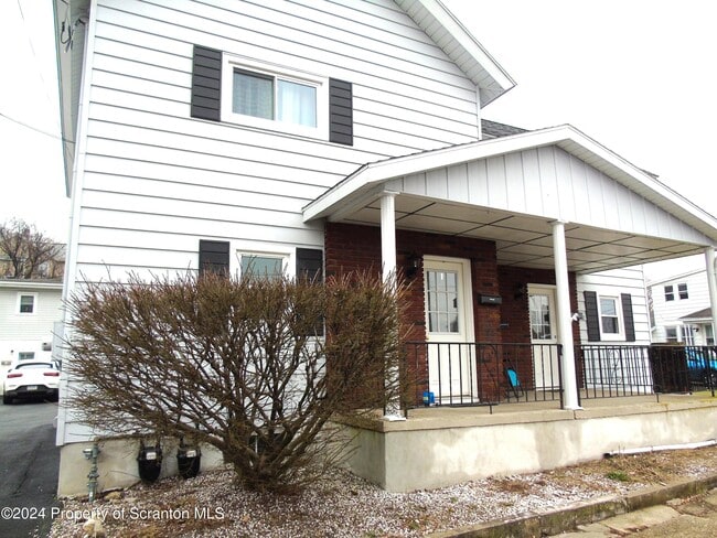 Building Photo - 112 E Elm St