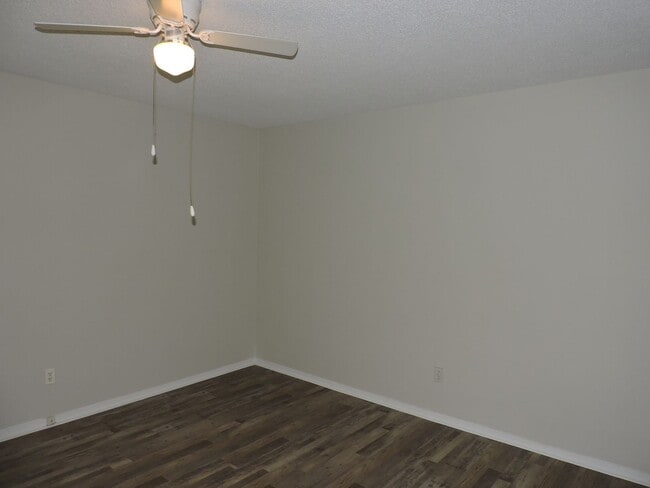 Building Photo - Great location in northeast Pensacola!