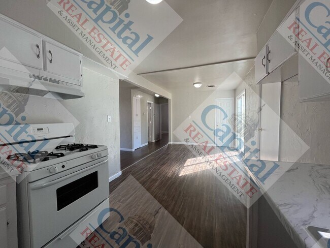 Building Photo - Cute and Cozy