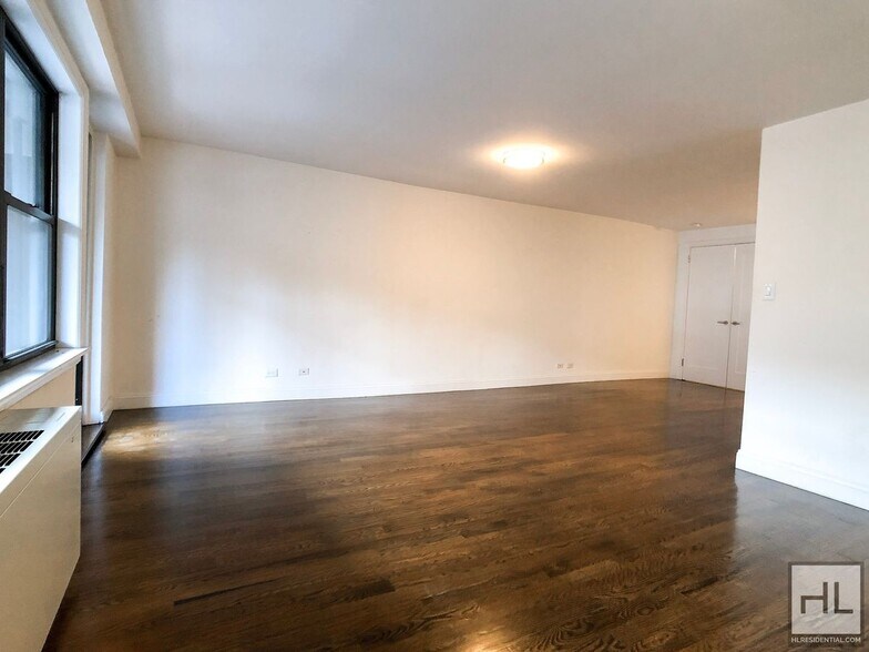 Building Photo - E 82 St