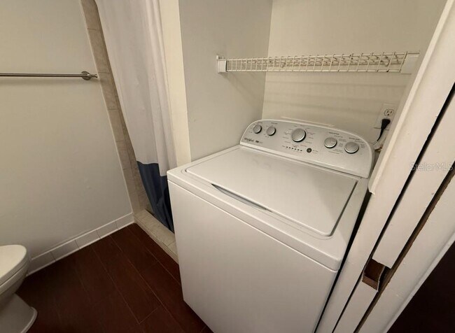 Building Photo - 631 N Orange Ave