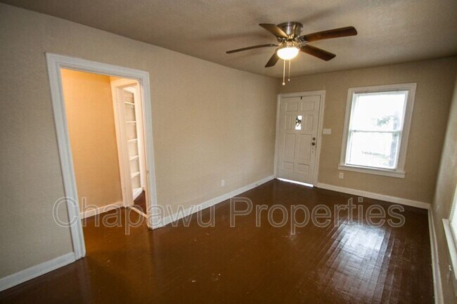 Building Photo - 932 Poinsettia St