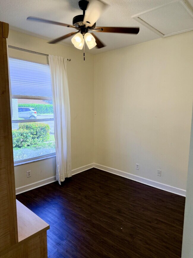 Building Photo - "Charming 3-Bed, 2-Bath Oasis in Wellington's Heart – 1060 Sqft of Comfort Awaits!"