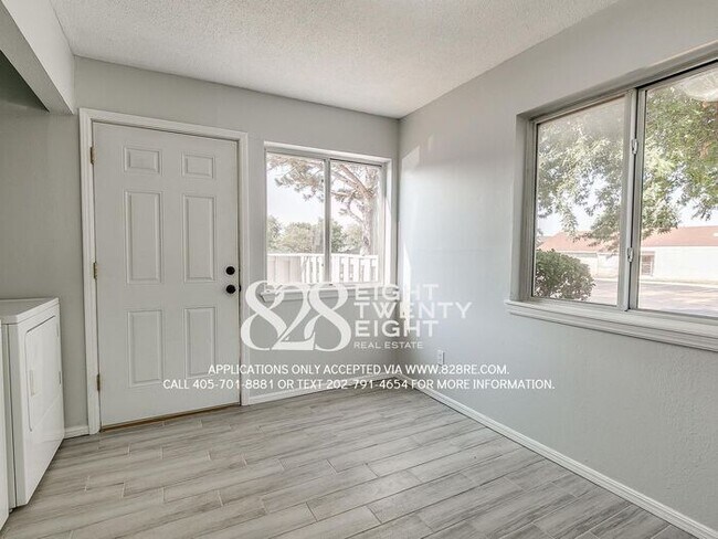 Building Photo - *AVAILABLE NOW!* Spacious 3 Bed/2.5 Bath Condo in East Norman!