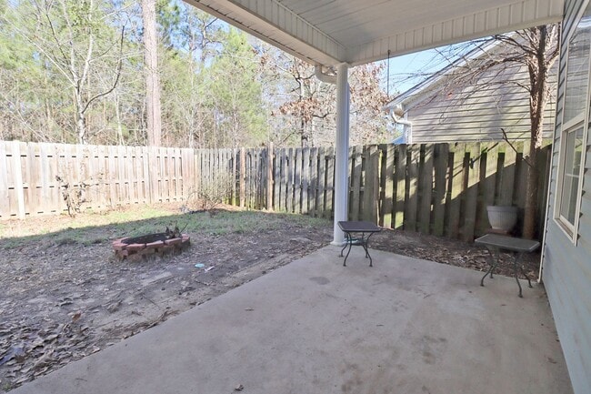 Building Photo - Fabulous 3 Bedroom home in highly desired community with a lake, pool, and clubhouse! Available M...