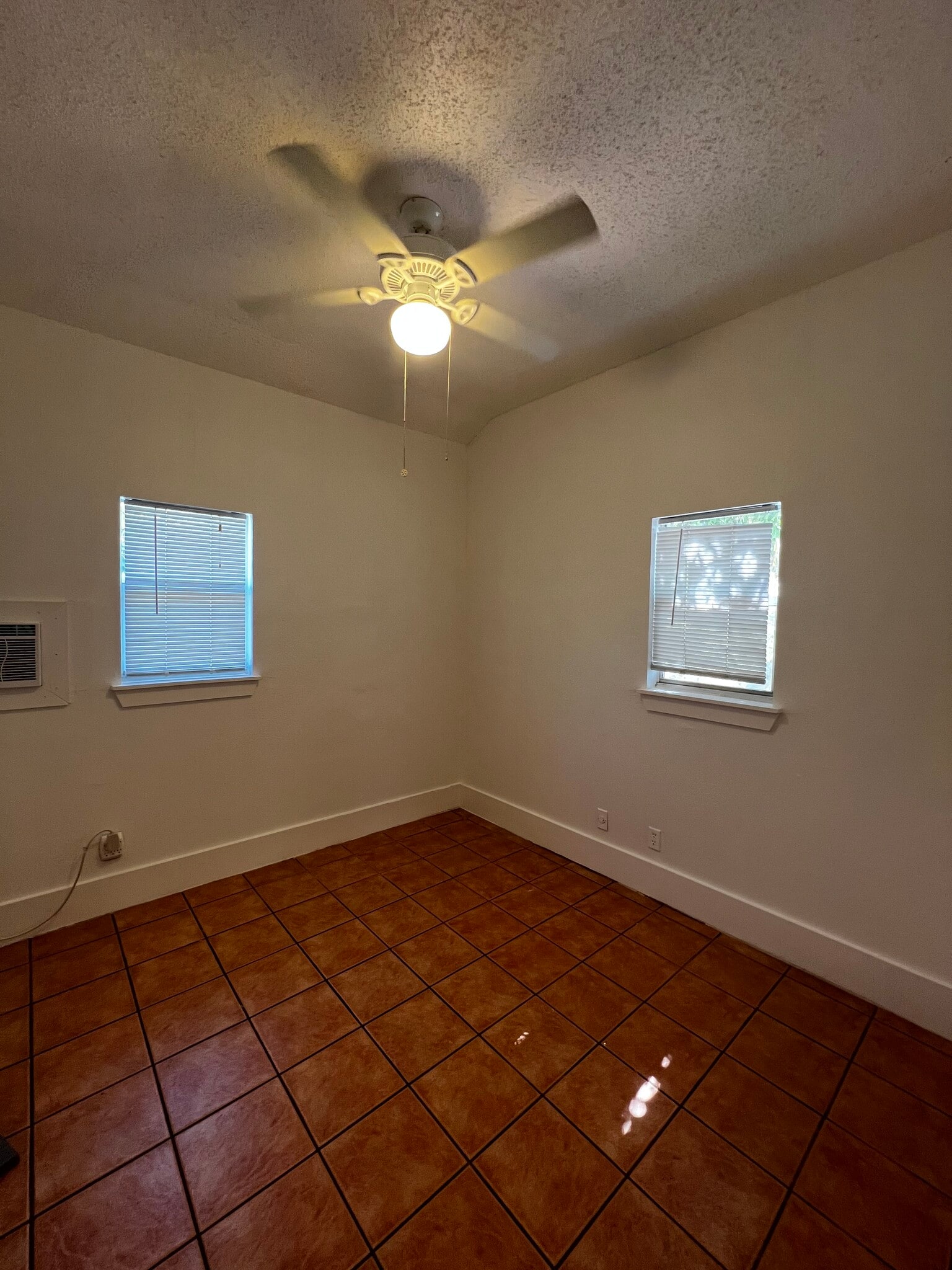 Building Photo - 2406 Harris Ave