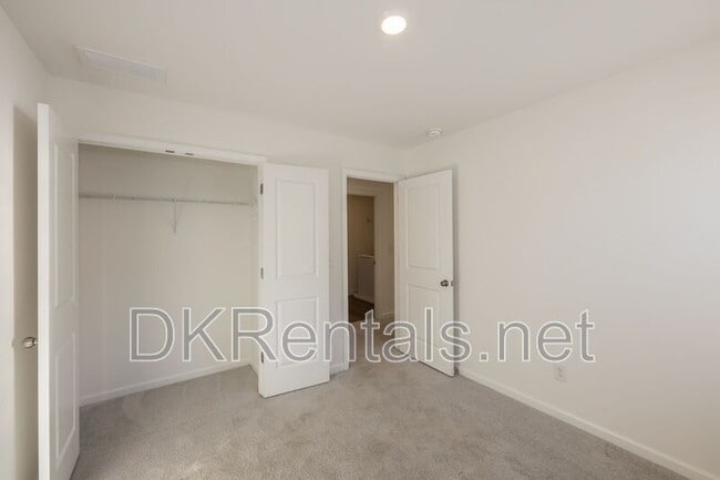 Building Photo - 724 Warm Rays Wy