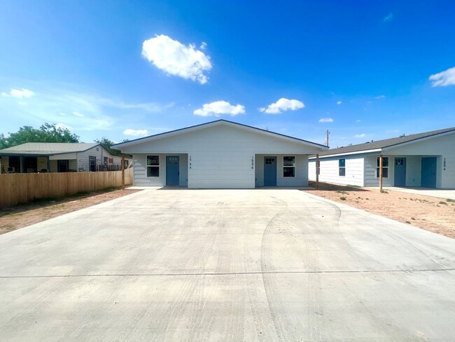 Building Photo - Now Available - Newly Built Duplex Availab...