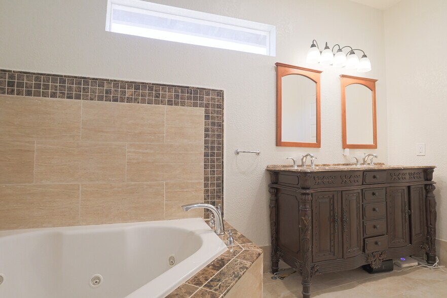 Primary Bath - 5528 Junius St