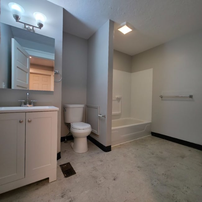 Building Photo - Single Family Home 4 beds 1.5 bath Available Now!