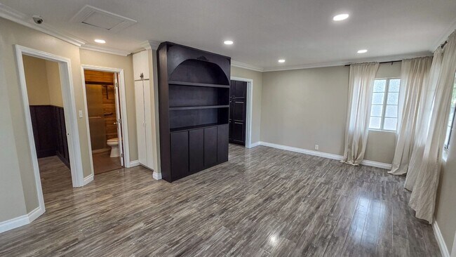 Building Photo - 5 Bed 3 Bath House Available Now!