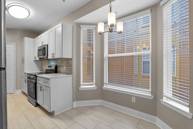 Building Photo - Newly Renovated 2-Bedroom Corner Unit in G...