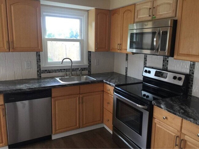 Building Photo - 3 bedroom 1.5 bath townhouse - Ask about our security deposit alternative!!