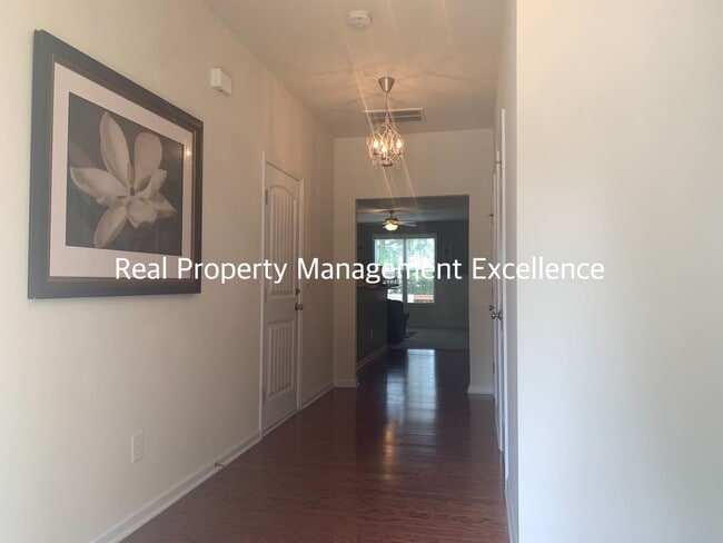 Building Photo - Beautiful 3 Bedroom Townhome in Raleigh ne...