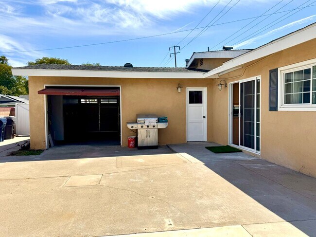 Building Photo - 15471 Salisbury Ln