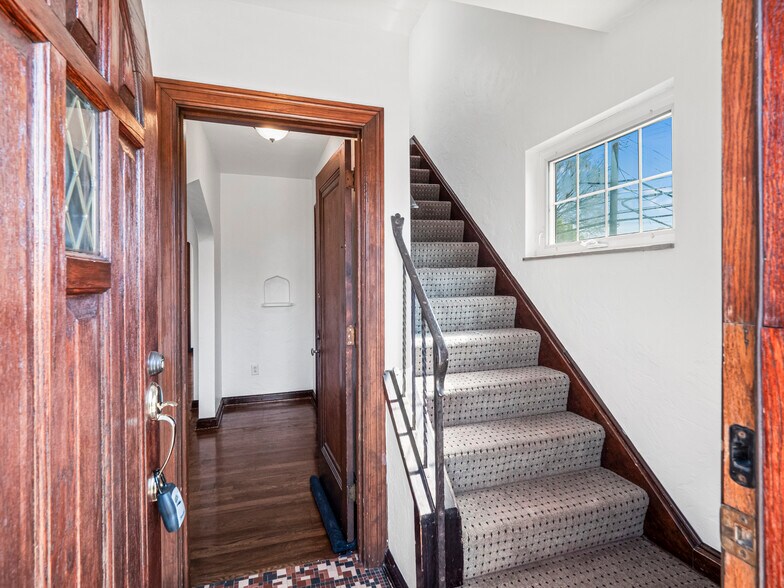 Front door entrance - 433 Winterhill St