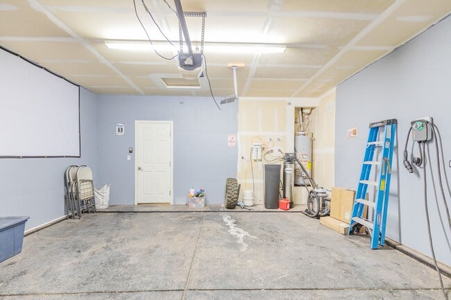 Building Photo - Conveniently located 3 Bedroom, 2 bath wit...