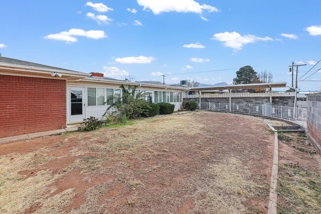 Building Photo - 3 Bedroom 2 Bath Conveniently Located House!