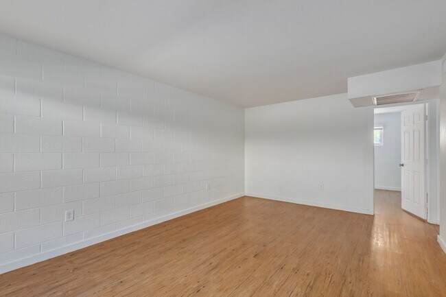 Interior Photo - Decco 109