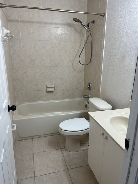 Building Photo - 2819 SE 15th Rd