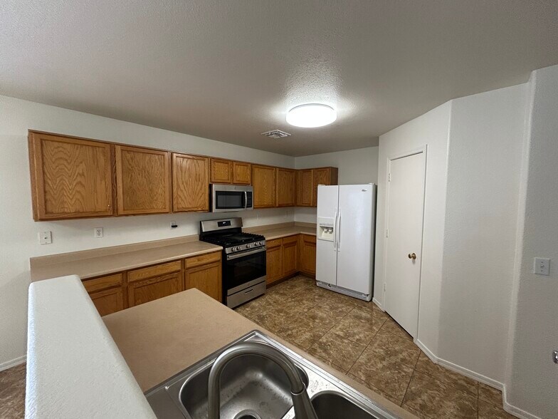 Building Photo - 7399 W Solano Dr S