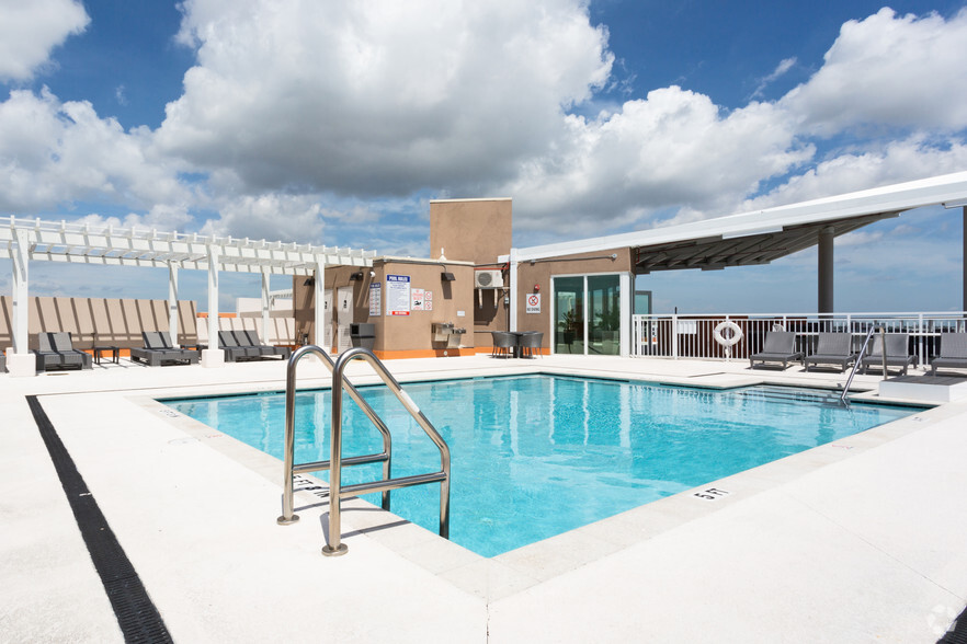 Roof-Top Pool - The Place at Dania Beach