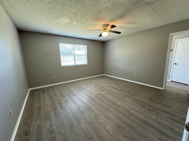 Building Photo - 3 bedroom 2 bath Refreshed