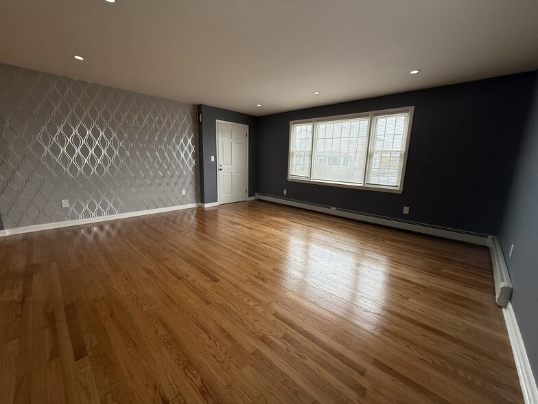 Building Photo - 25 Melrose Pl