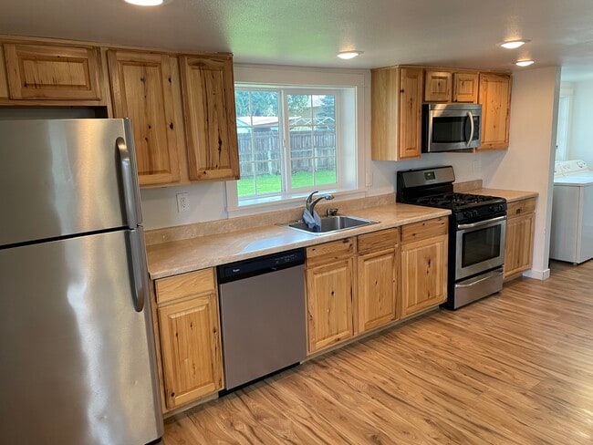 Building Photo - 220 Ruby Ave