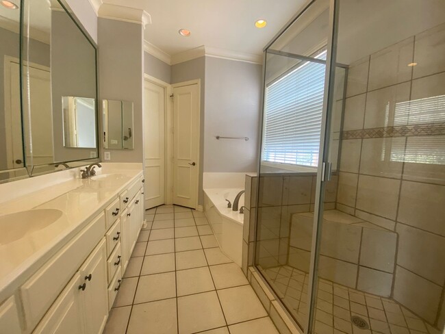 Building Photo - Two Bedroom, 3 level Condo in Oak Lawn
