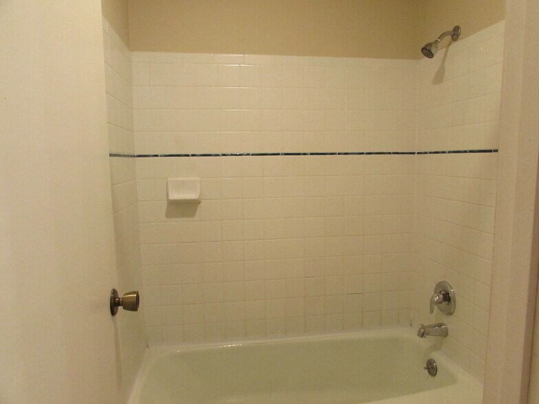 Building Photo - 3146 Lakeside Dr