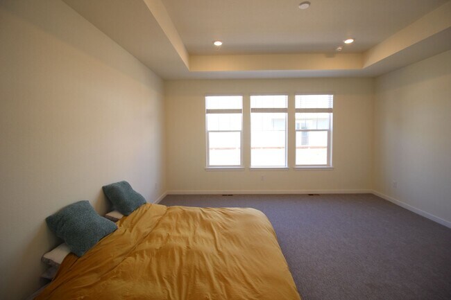 Building Photo - Beautiful Newer Ranch Style Home