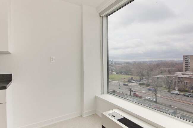 Building Photo - Sunny 1 bedroom condo in SW Waterfront!