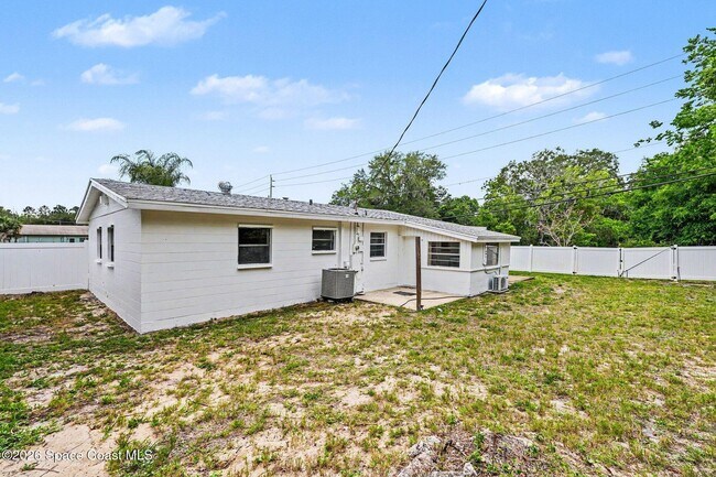 Building Photo - 3960 Barcelona St