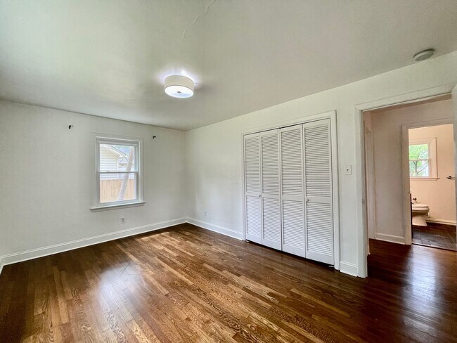 Building Photo - 5621 Larry Ave