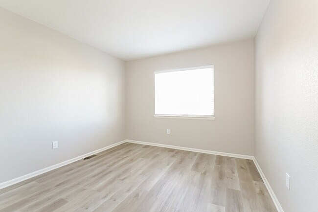 Building Photo - 549 S 17th Ave