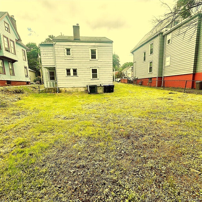 Building Photo - 122 Garden St