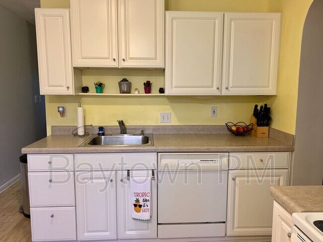 Building Photo - 24235 Glenda St