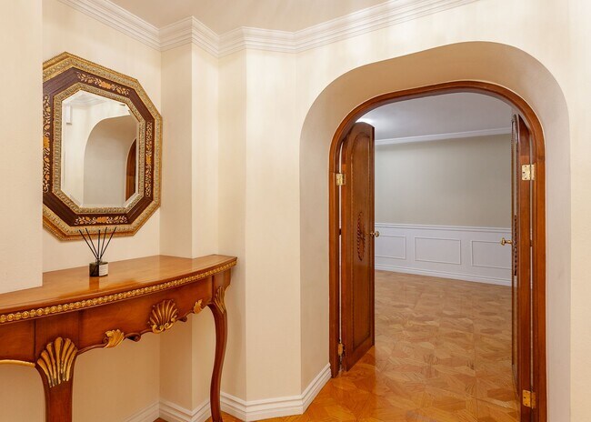 Building Photo - Stunning 2 Bed | 2 Bath Luxury Condo with ...