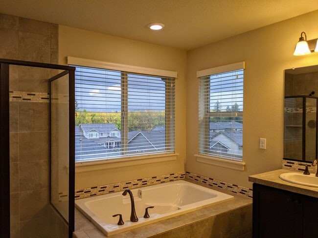 Building Photo - WELL MAINTAINED, BEAUTIFUL 5 BR HOME IN THE CAMAS HILLS!