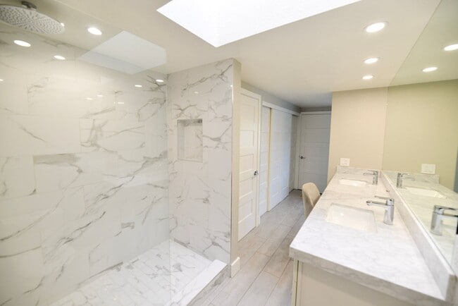 Building Photo - Fully Remodeled unit in the beautiful gate...