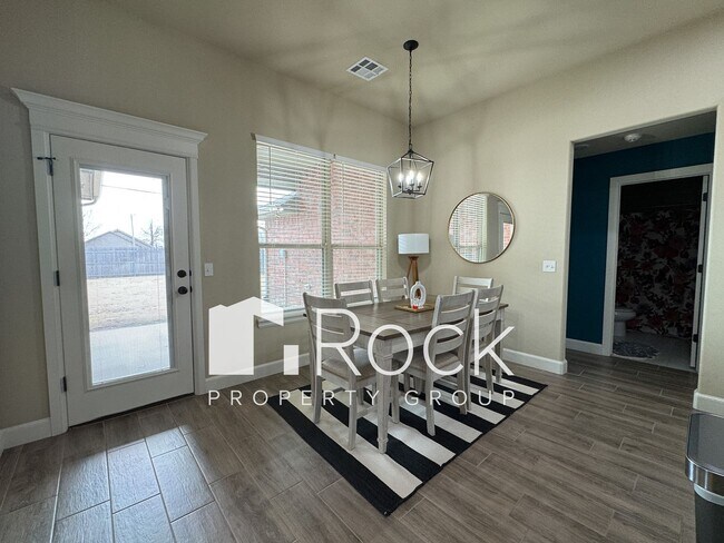Building Photo - Beautiful 3 Bedroom Home with Study in Westmoore Area of OKC