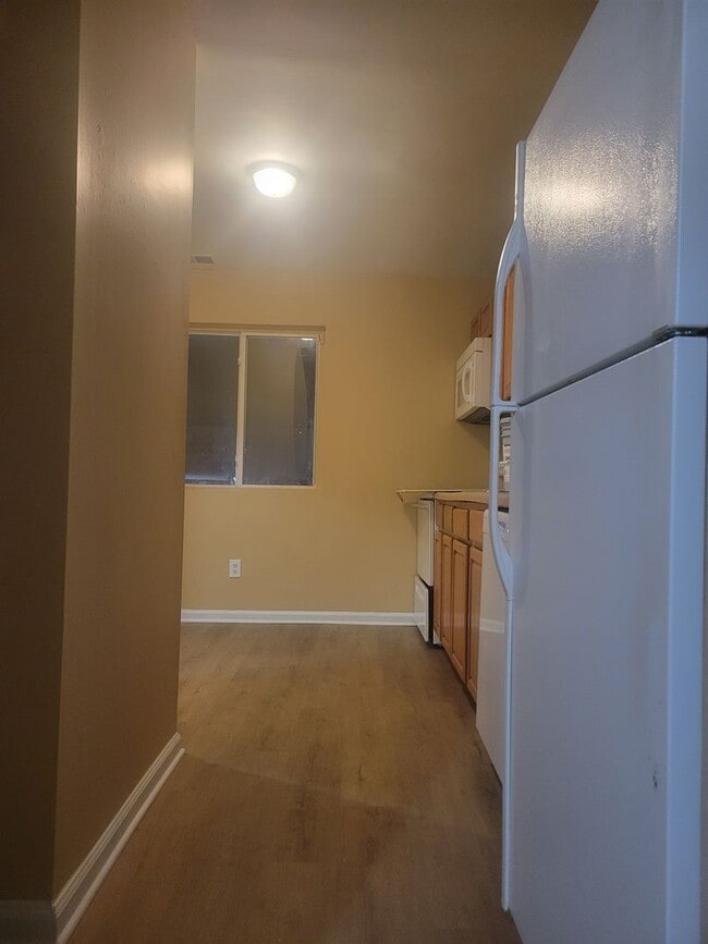 Building Photo - 4 bedroom, 1.5 bathrooms townhouse