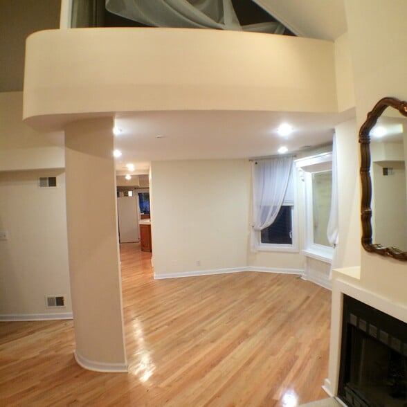 Building Photo - 1142 W Wolfram St