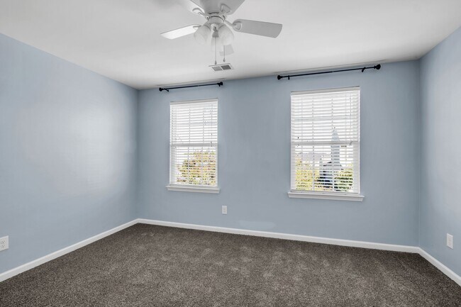 Building Photo - 2031 Hemlock Dr